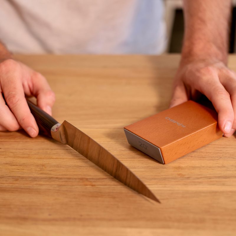 Knife held on the magnetic angle block